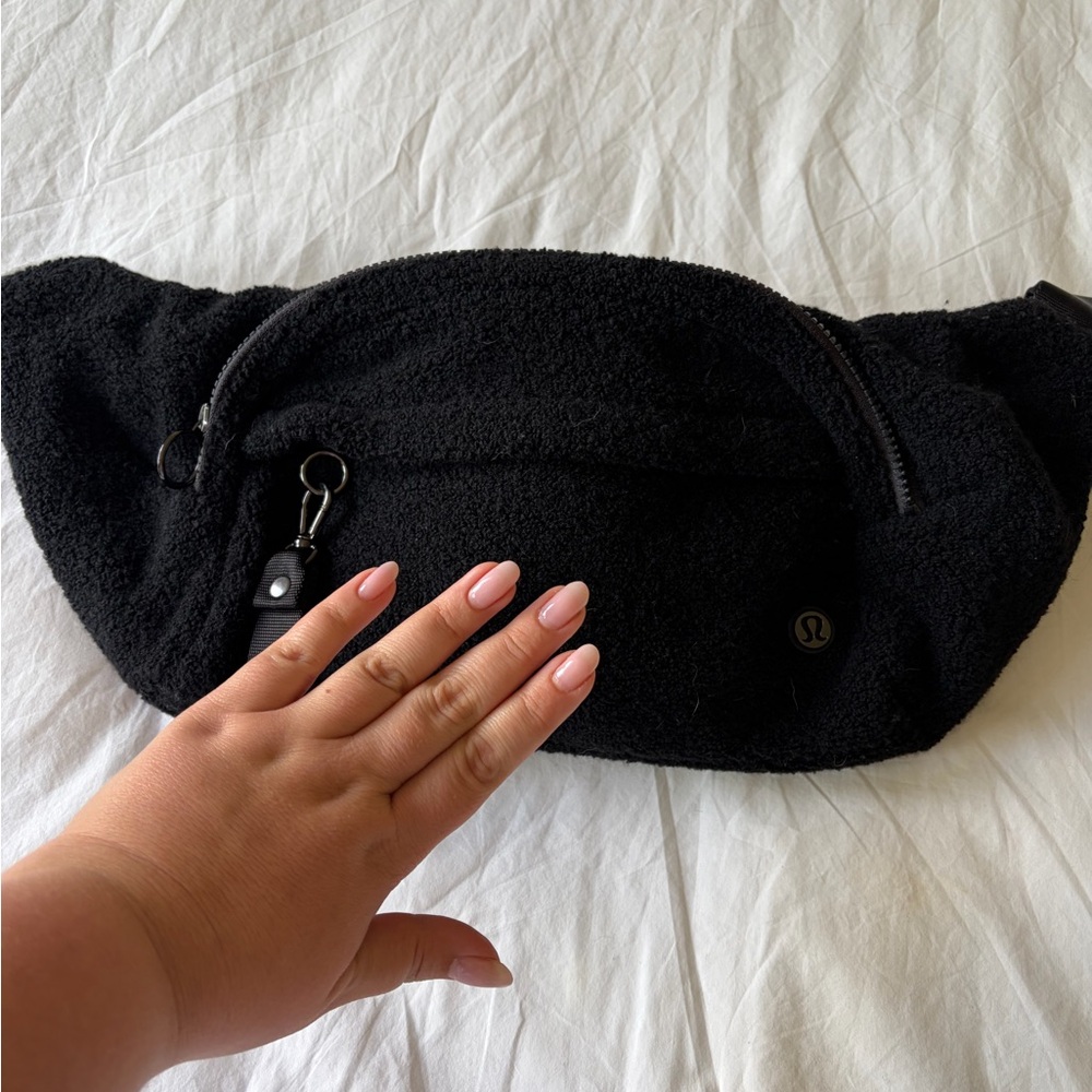 Lululemon Black Fleece Crossbody Sling Bag - Picture 4 of 4